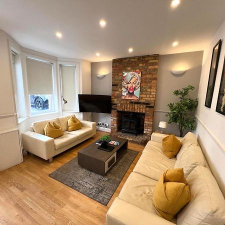 Great 4 Bedroom House - Great Location - Garden - Parking - Fast Wifi - Smart Tv - Newly Decorated - Sleeps Up To 8! Only 10 Mins Drive To Sandbanks Beach! Close To Poole & Bournemouth 외부 사진