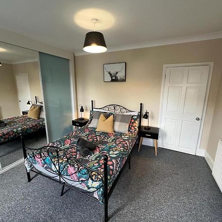 Great 4 Bedroom House - Great Location - Garden - Parking - Fast Wifi - Smart Tv - Newly Decorated - Sleeps Up To 8! Only 10 Mins Drive To Sandbanks Beach! Close To Poole & Bournemouth 외부 사진