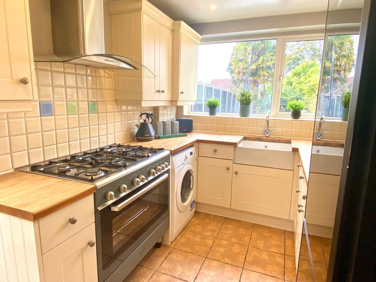 Great 4 Bedroom House - Great Location - Garden - Parking - Fast Wifi - Smart Tv - Newly Decorated - Sleeps Up To 8! Only 10 Mins Drive To Sandbanks Beach! Close To Poole & Bournemouth 외부 사진