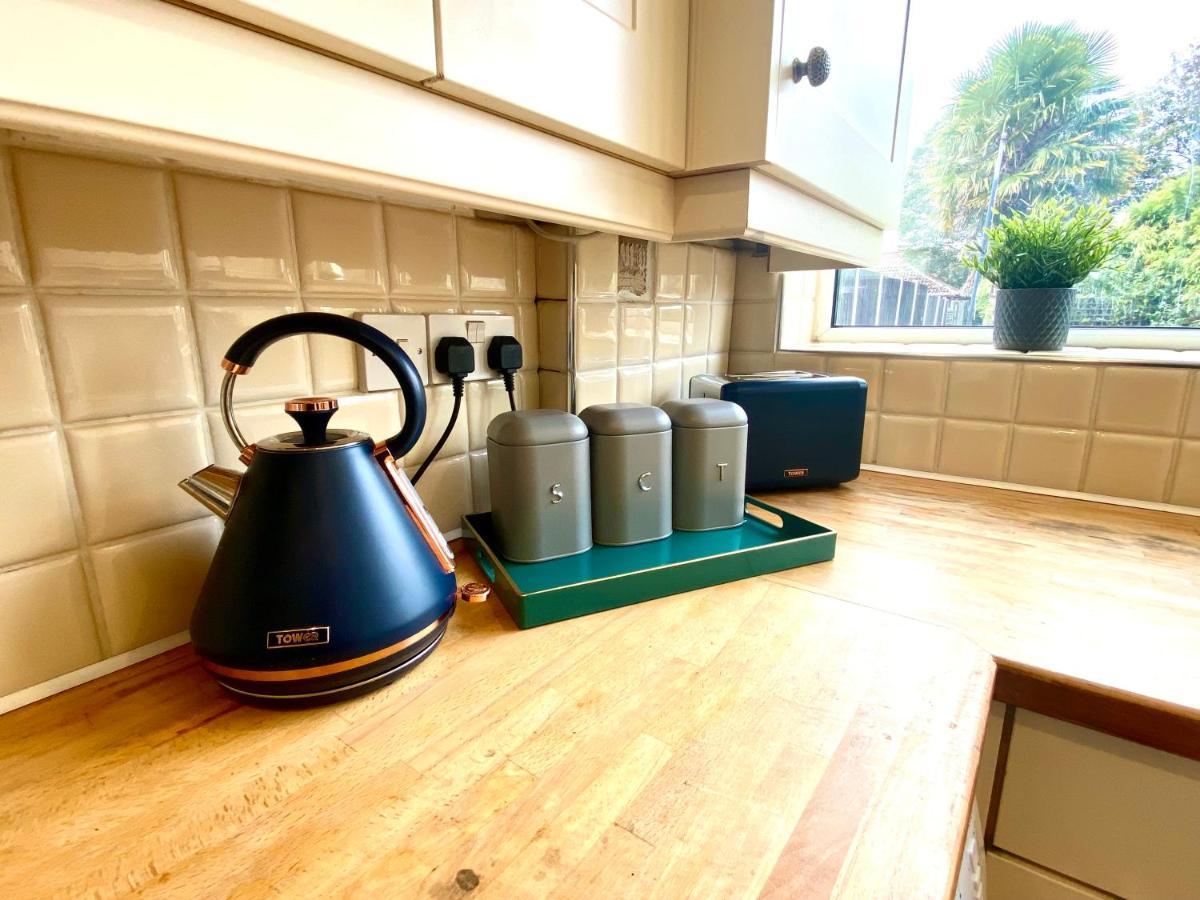 Great 4 Bedroom House - Great Location - Garden - Parking - Fast Wifi - Smart Tv - Newly Decorated - Sleeps Up To 8! Only 10 Mins Drive To Sandbanks Beach! Close To Poole & Bournemouth 외부 사진