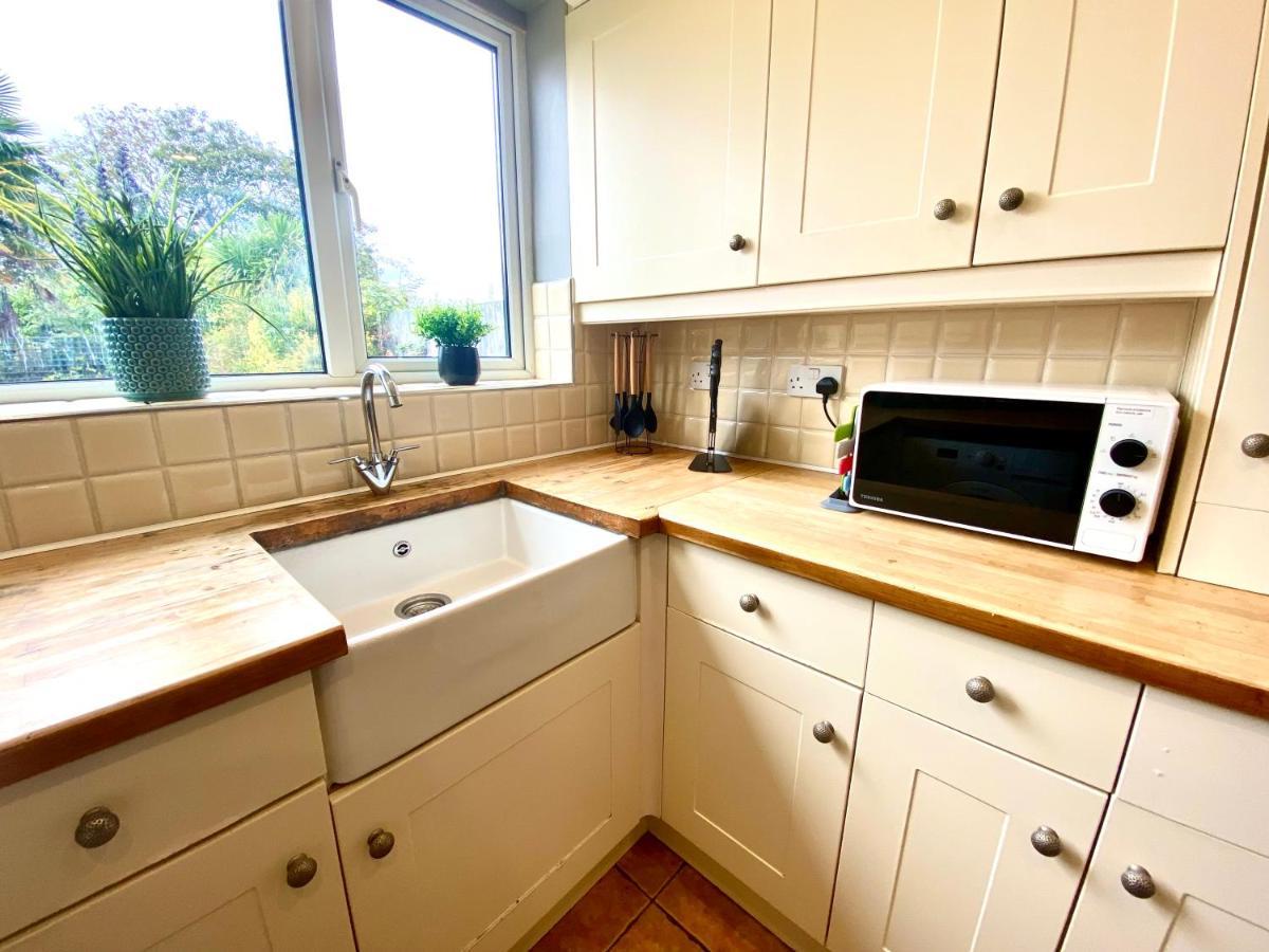 Great 4 Bedroom House - Great Location - Garden - Parking - Fast Wifi - Smart Tv - Newly Decorated - Sleeps Up To 8! Only 10 Mins Drive To Sandbanks Beach! Close To Poole & Bournemouth 외부 사진
