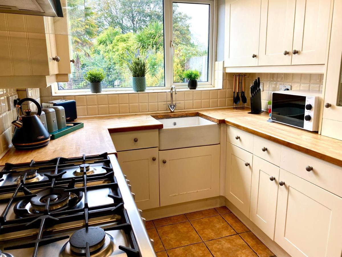 Great 4 Bedroom House - Great Location - Garden - Parking - Fast Wifi - Smart Tv - Newly Decorated - Sleeps Up To 8! Only 10 Mins Drive To Sandbanks Beach! Close To Poole & Bournemouth 외부 사진
