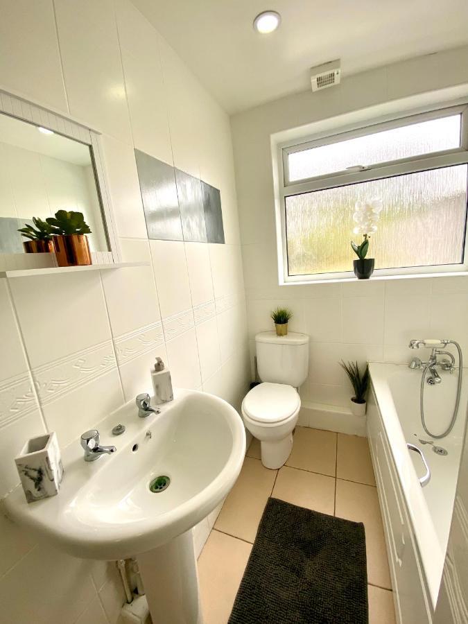 Great 4 Bedroom House - Great Location - Garden - Parking - Fast Wifi - Smart Tv - Newly Decorated - Sleeps Up To 8! Only 10 Mins Drive To Sandbanks Beach! Close To Poole & Bournemouth 외부 사진