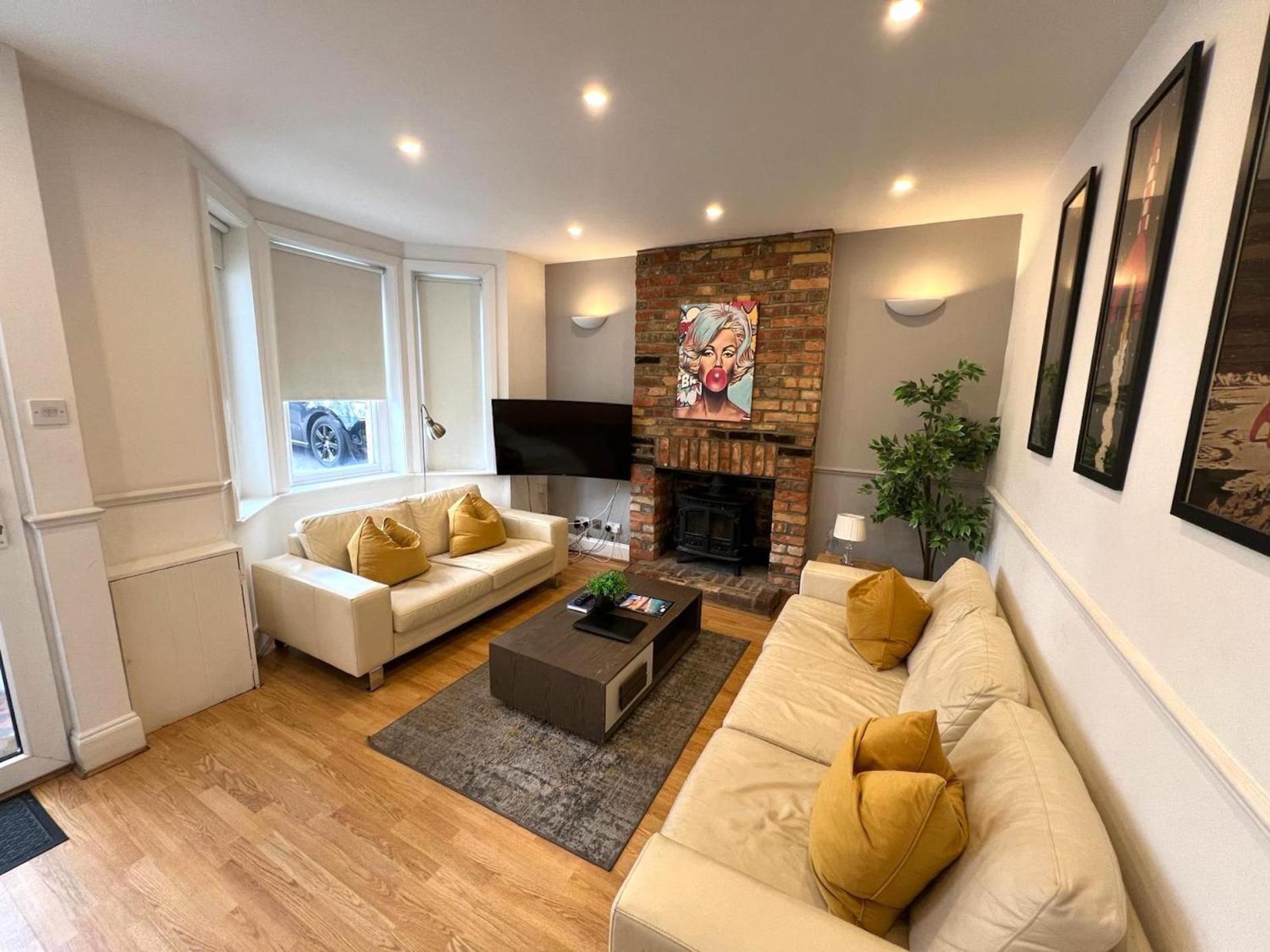 Great 4 Bedroom House - Great Location - Garden - Parking - Fast Wifi - Smart Tv - Newly Decorated - Sleeps Up To 8! Only 10 Mins Drive To Sandbanks Beach! Close To Poole & Bournemouth 외부 사진