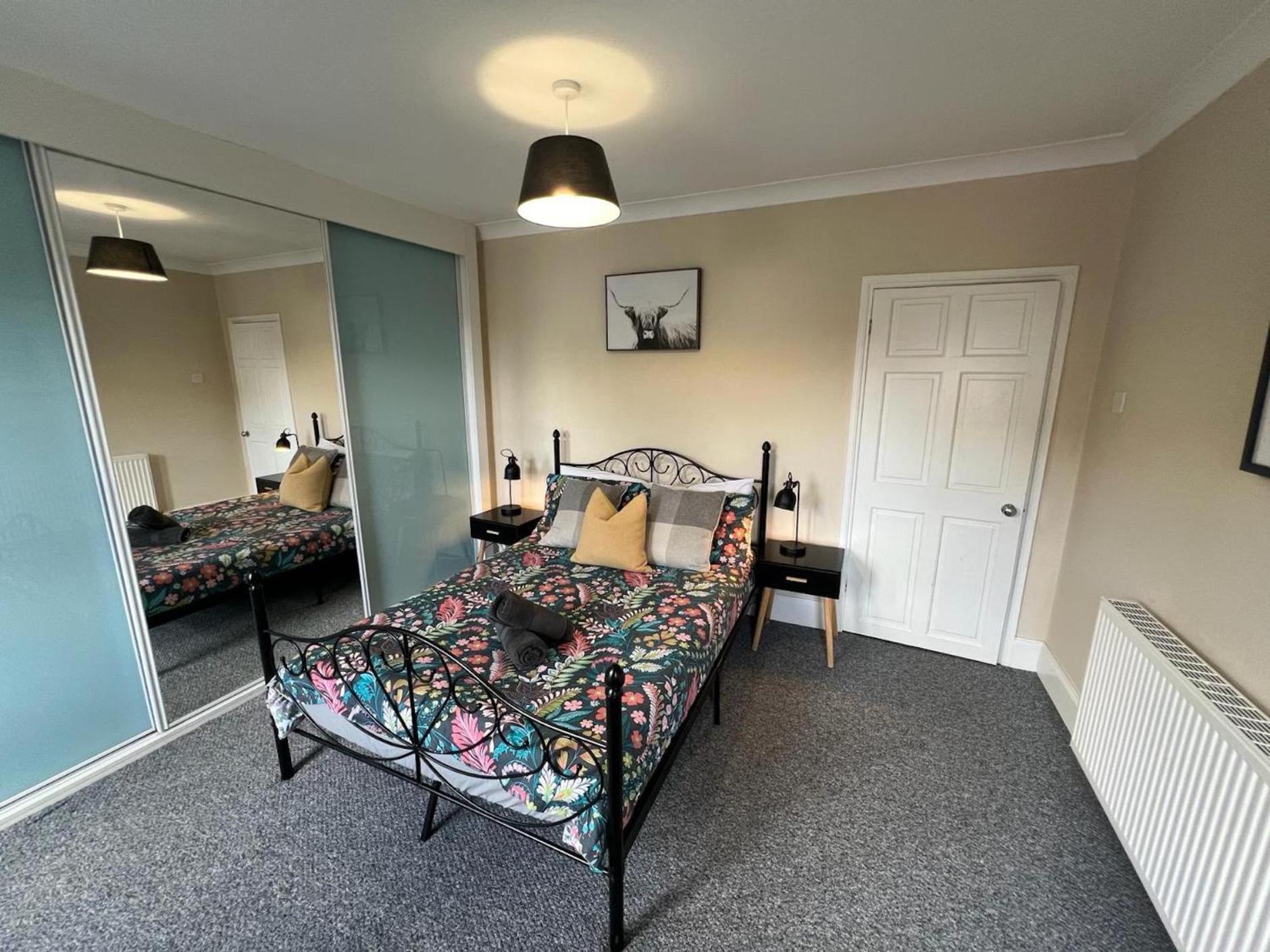 Great 4 Bedroom House - Great Location - Garden - Parking - Fast Wifi - Smart Tv - Newly Decorated - Sleeps Up To 8! Only 10 Mins Drive To Sandbanks Beach! Close To Poole & Bournemouth 외부 사진