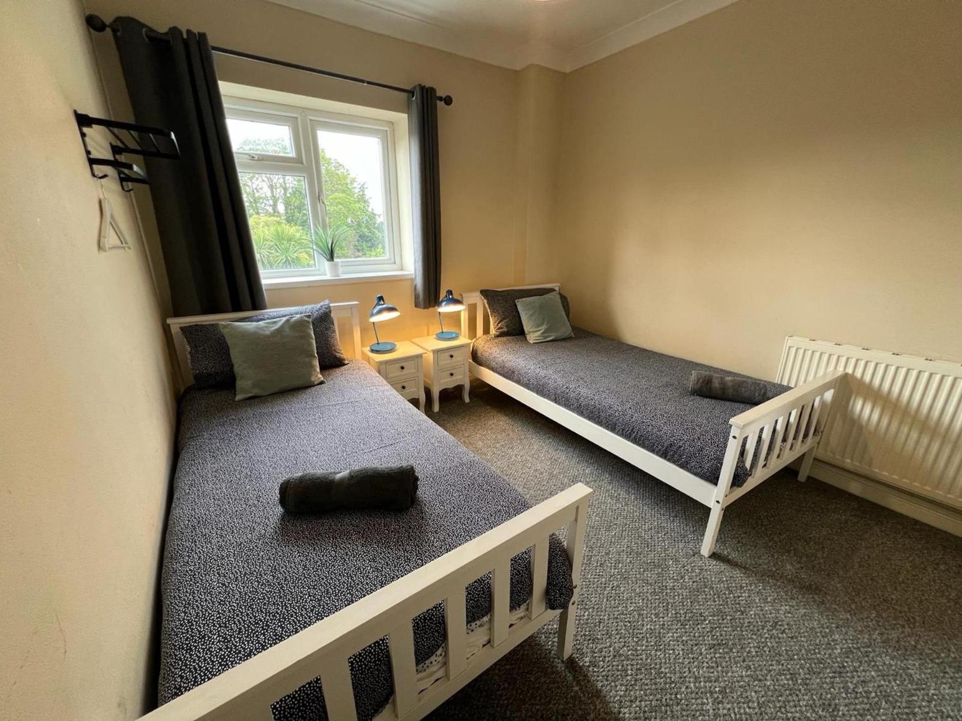 Great 4 Bedroom House - Great Location - Garden - Parking - Fast Wifi - Smart Tv - Newly Decorated - Sleeps Up To 8! Only 10 Mins Drive To Sandbanks Beach! Close To Poole & Bournemouth 외부 사진