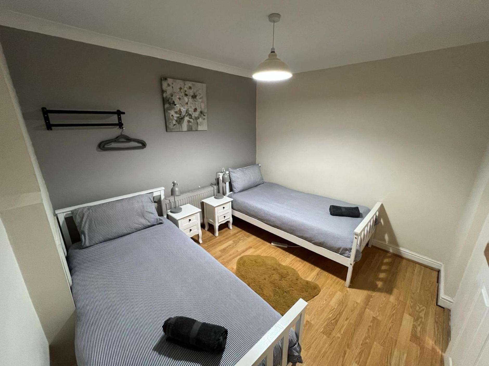 Great 4 Bedroom House - Great Location - Garden - Parking - Fast Wifi - Smart Tv - Newly Decorated - Sleeps Up To 8! Only 10 Mins Drive To Sandbanks Beach! Close To Poole & Bournemouth 외부 사진
