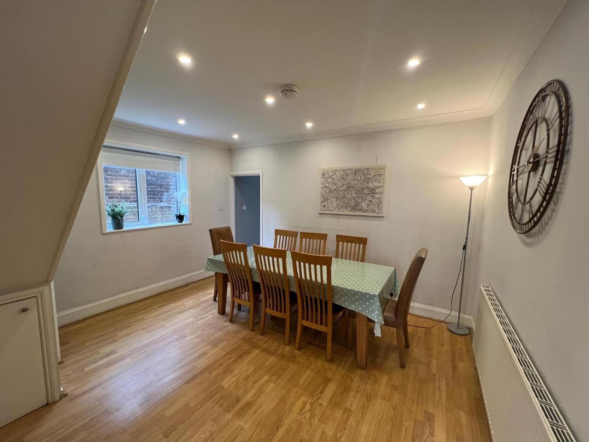 Great 4 Bedroom House - Great Location - Garden - Parking - Fast Wifi - Smart Tv - Newly Decorated - Sleeps Up To 8! Only 10 Mins Drive To Sandbanks Beach! Close To Poole & Bournemouth 외부 사진