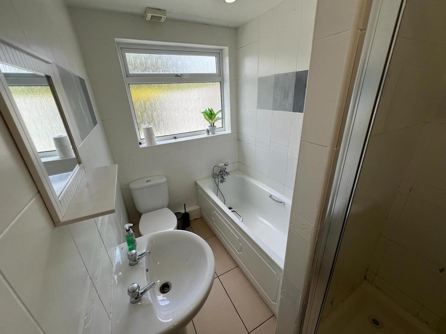 Great 4 Bedroom House - Great Location - Garden - Parking - Fast Wifi - Smart Tv - Newly Decorated - Sleeps Up To 8! Only 10 Mins Drive To Sandbanks Beach! Close To Poole & Bournemouth 외부 사진