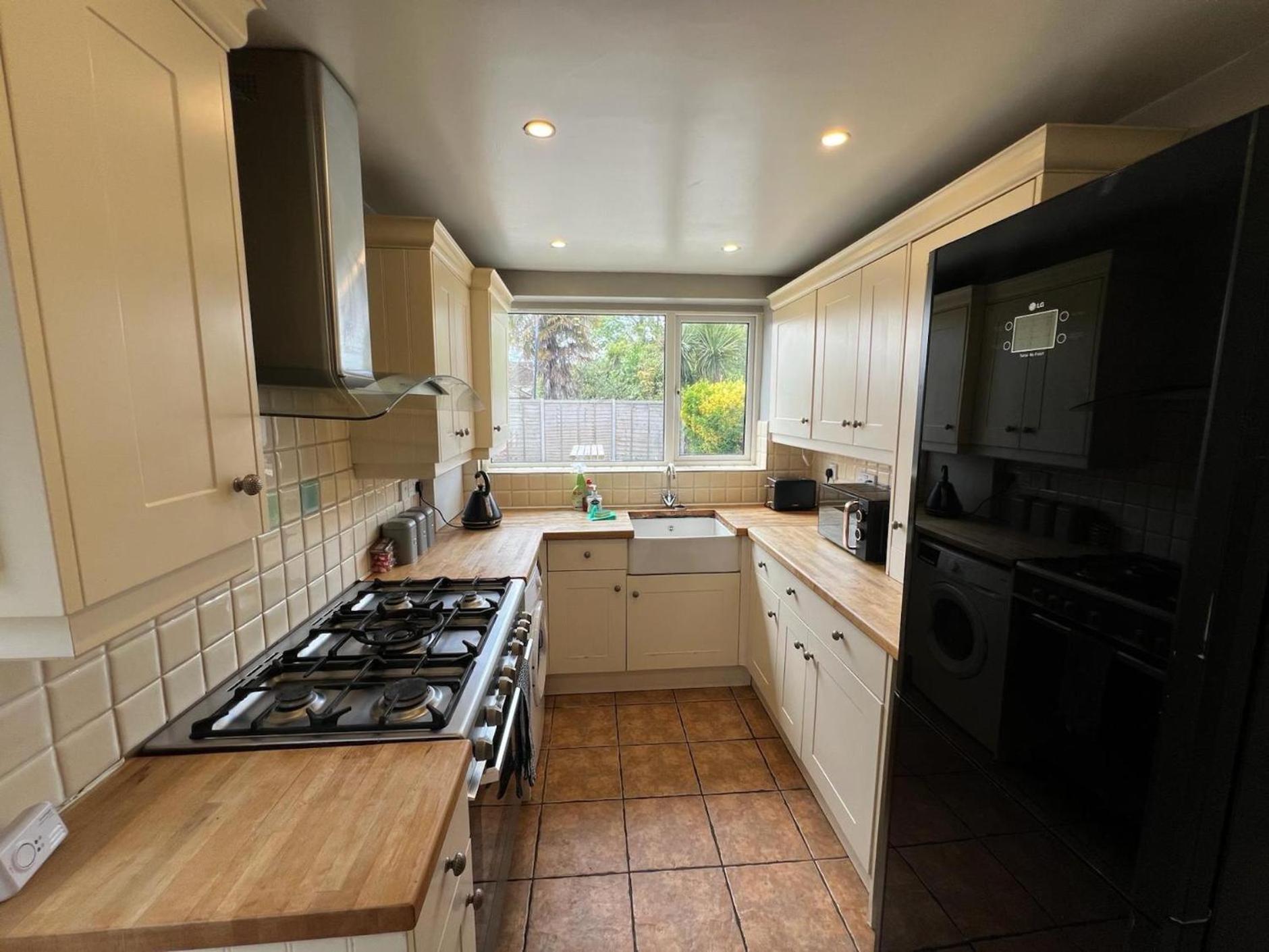 Great 4 Bedroom House - Great Location - Garden - Parking - Fast Wifi - Smart Tv - Newly Decorated - Sleeps Up To 8! Only 10 Mins Drive To Sandbanks Beach! Close To Poole & Bournemouth 외부 사진