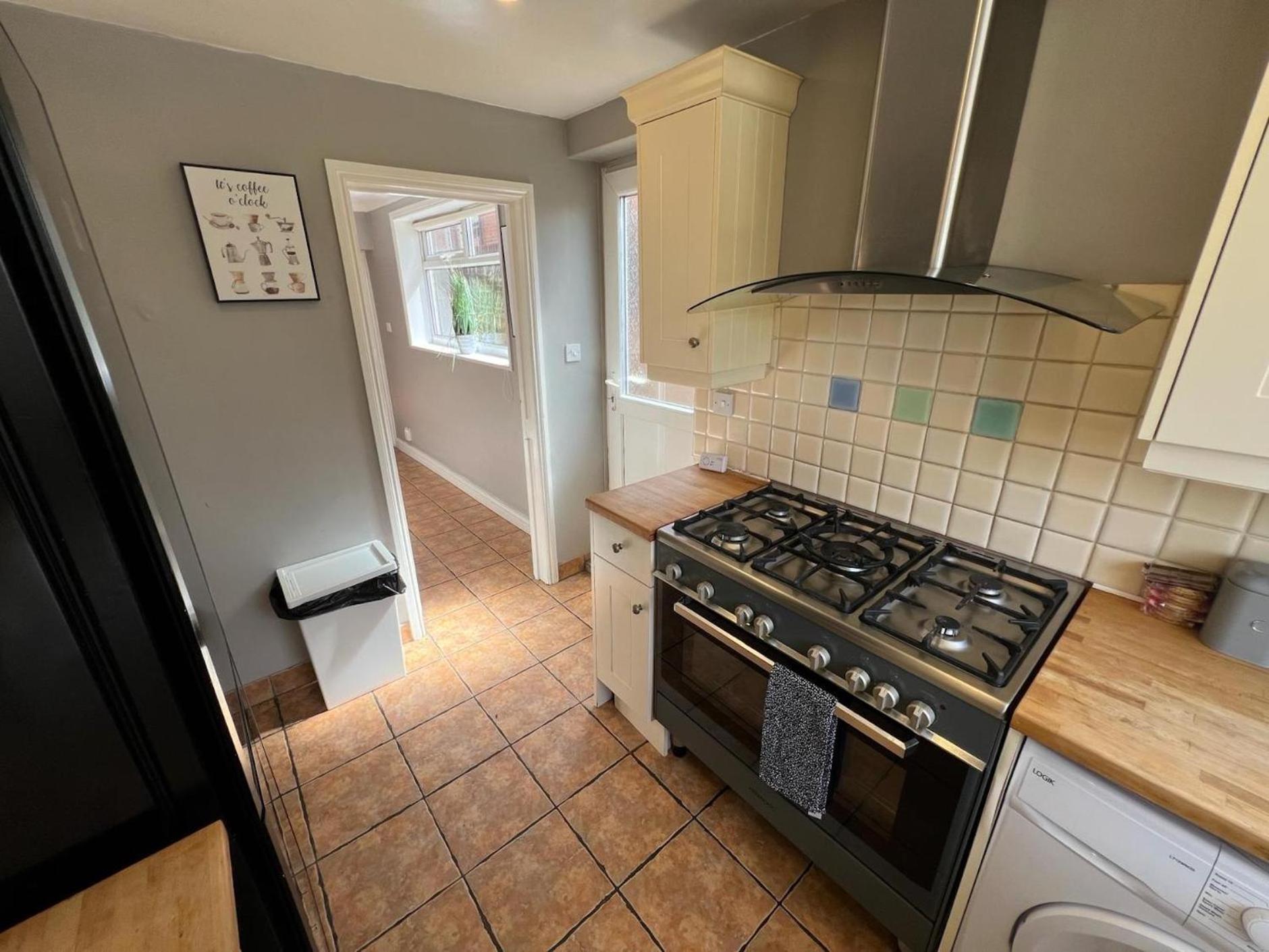 Great 4 Bedroom House - Great Location - Garden - Parking - Fast Wifi - Smart Tv - Newly Decorated - Sleeps Up To 8! Only 10 Mins Drive To Sandbanks Beach! Close To Poole & Bournemouth 외부 사진