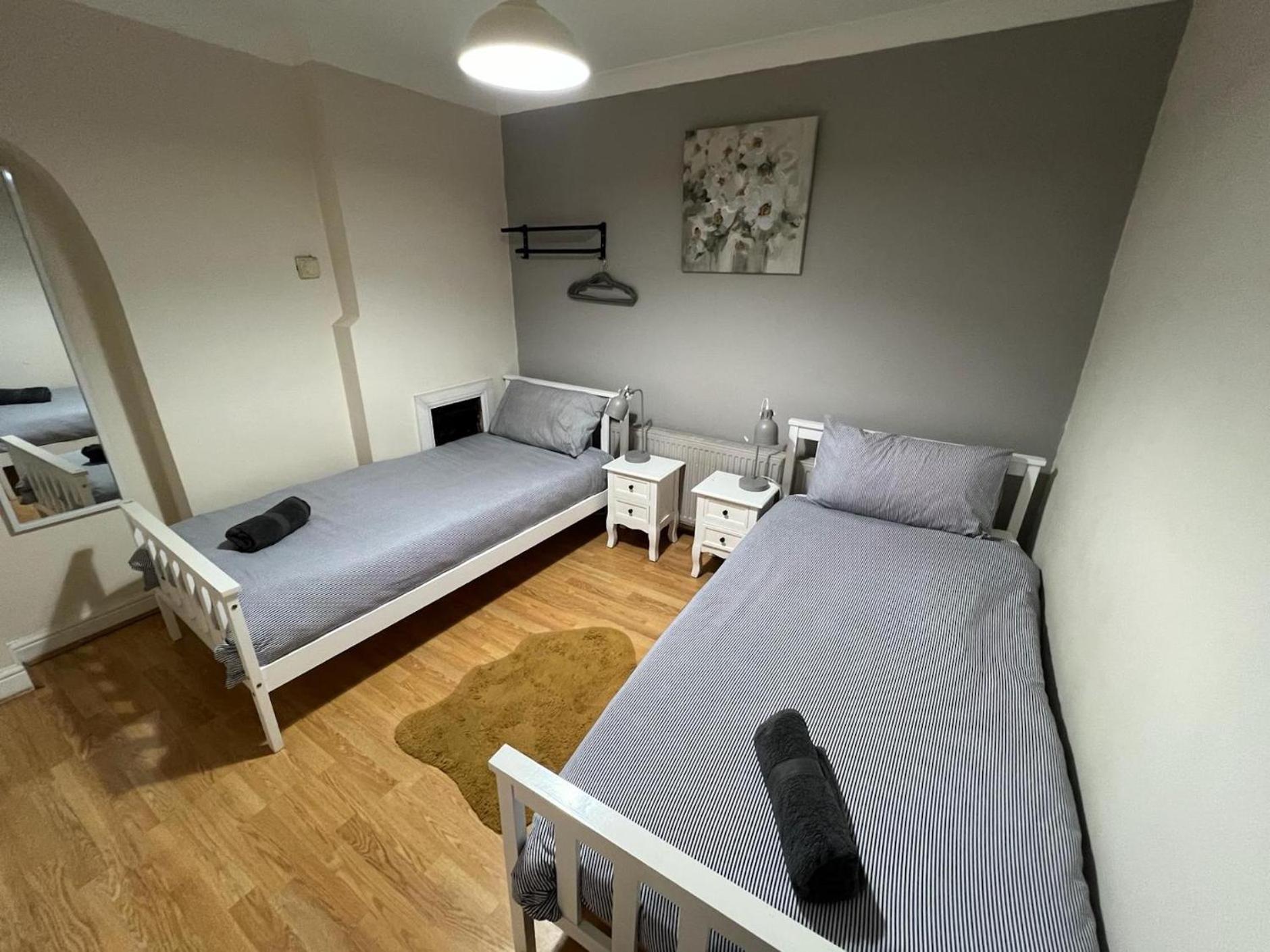 Great 4 Bedroom House - Great Location - Garden - Parking - Fast Wifi - Smart Tv - Newly Decorated - Sleeps Up To 8! Only 10 Mins Drive To Sandbanks Beach! Close To Poole & Bournemouth 외부 사진