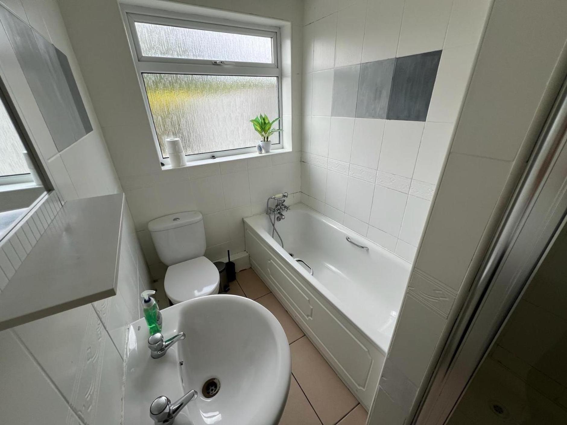 Great 4 Bedroom House - Great Location - Garden - Parking - Fast Wifi - Smart Tv - Newly Decorated - Sleeps Up To 8! Only 10 Mins Drive To Sandbanks Beach! Close To Poole & Bournemouth 외부 사진