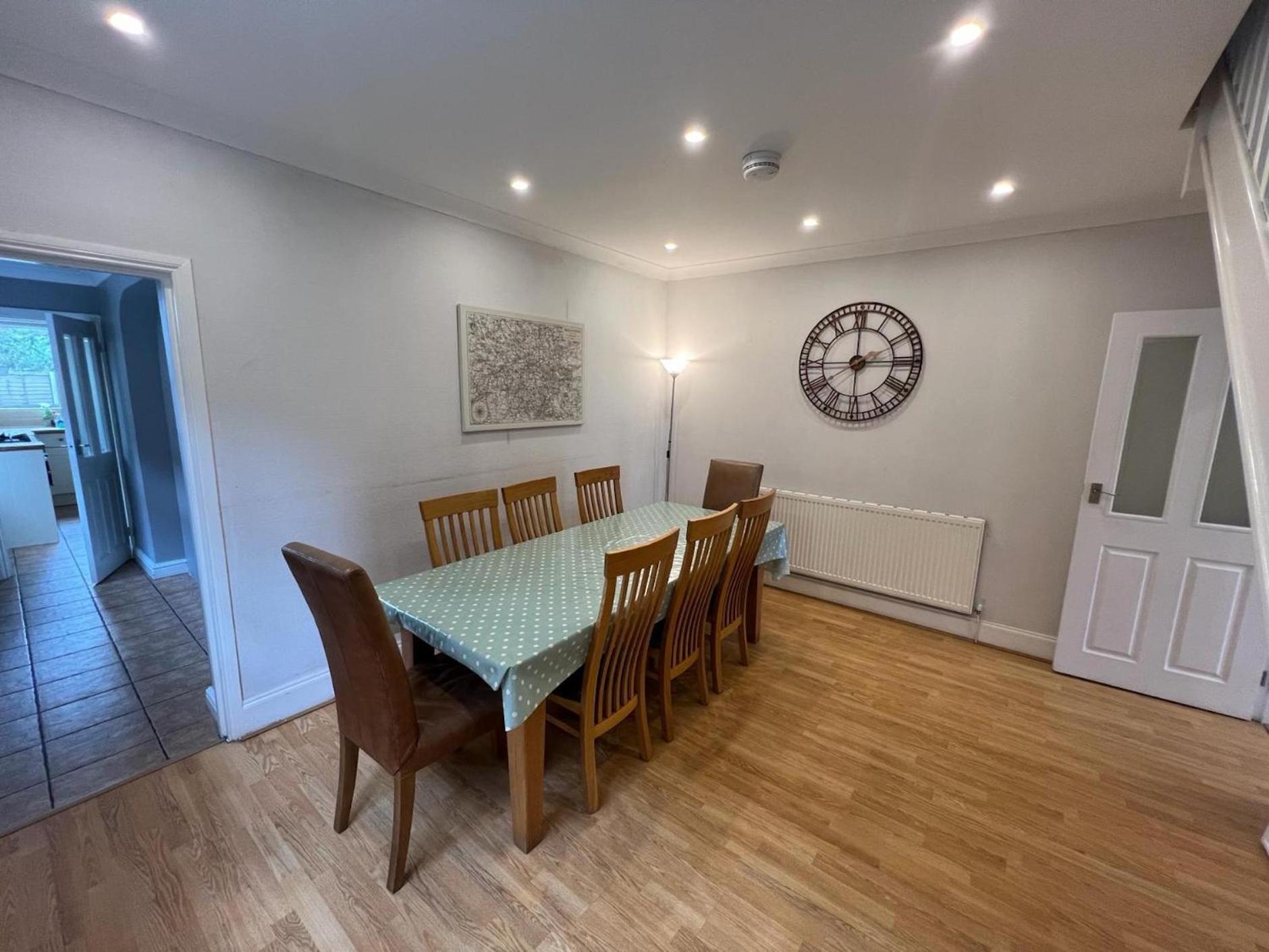 Great 4 Bedroom House - Great Location - Garden - Parking - Fast Wifi - Smart Tv - Newly Decorated - Sleeps Up To 8! Only 10 Mins Drive To Sandbanks Beach! Close To Poole & Bournemouth 외부 사진