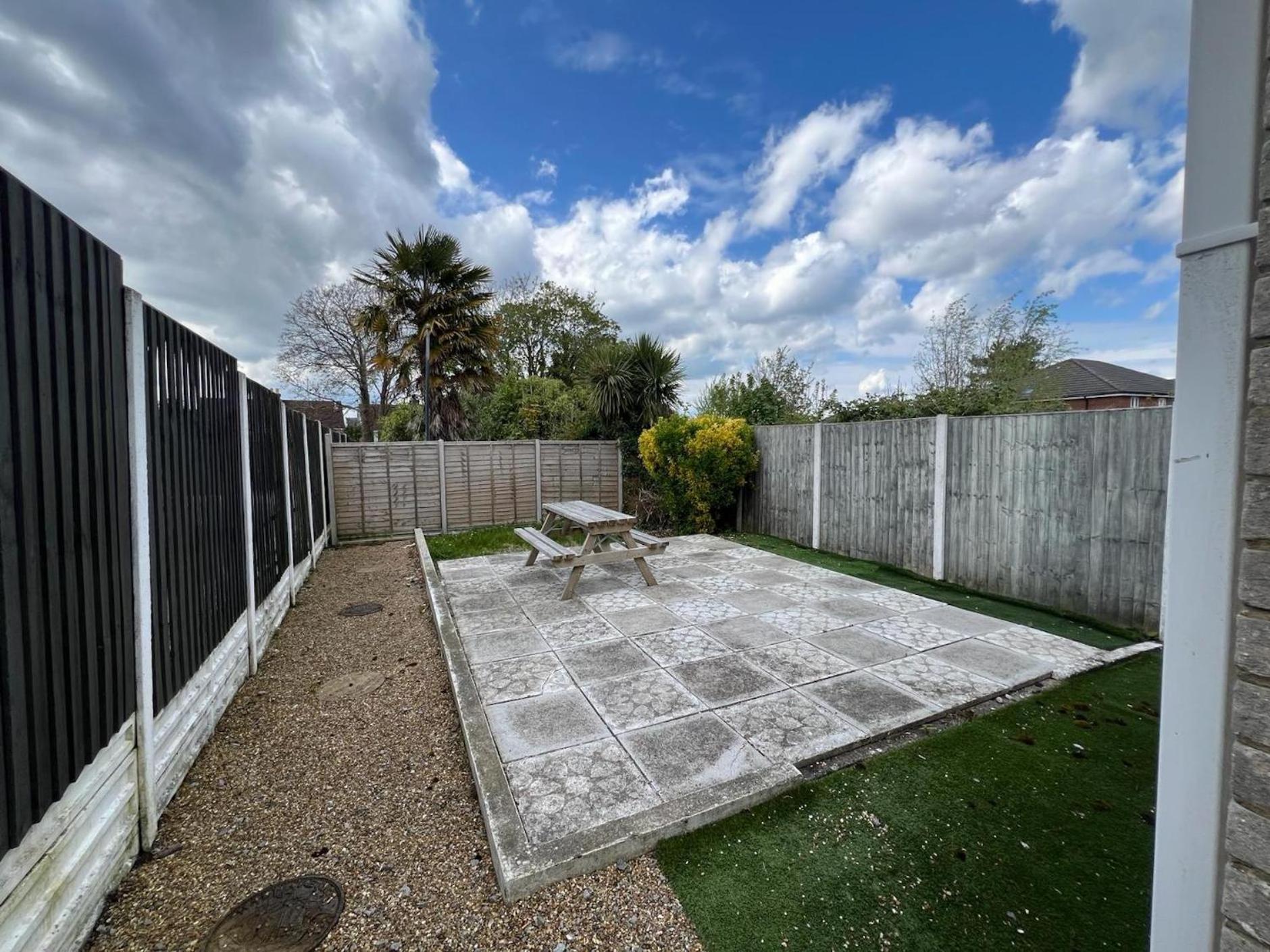 Great 4 Bedroom House - Great Location - Garden - Parking - Fast Wifi - Smart Tv - Newly Decorated - Sleeps Up To 8! Only 10 Mins Drive To Sandbanks Beach! Close To Poole & Bournemouth 외부 사진