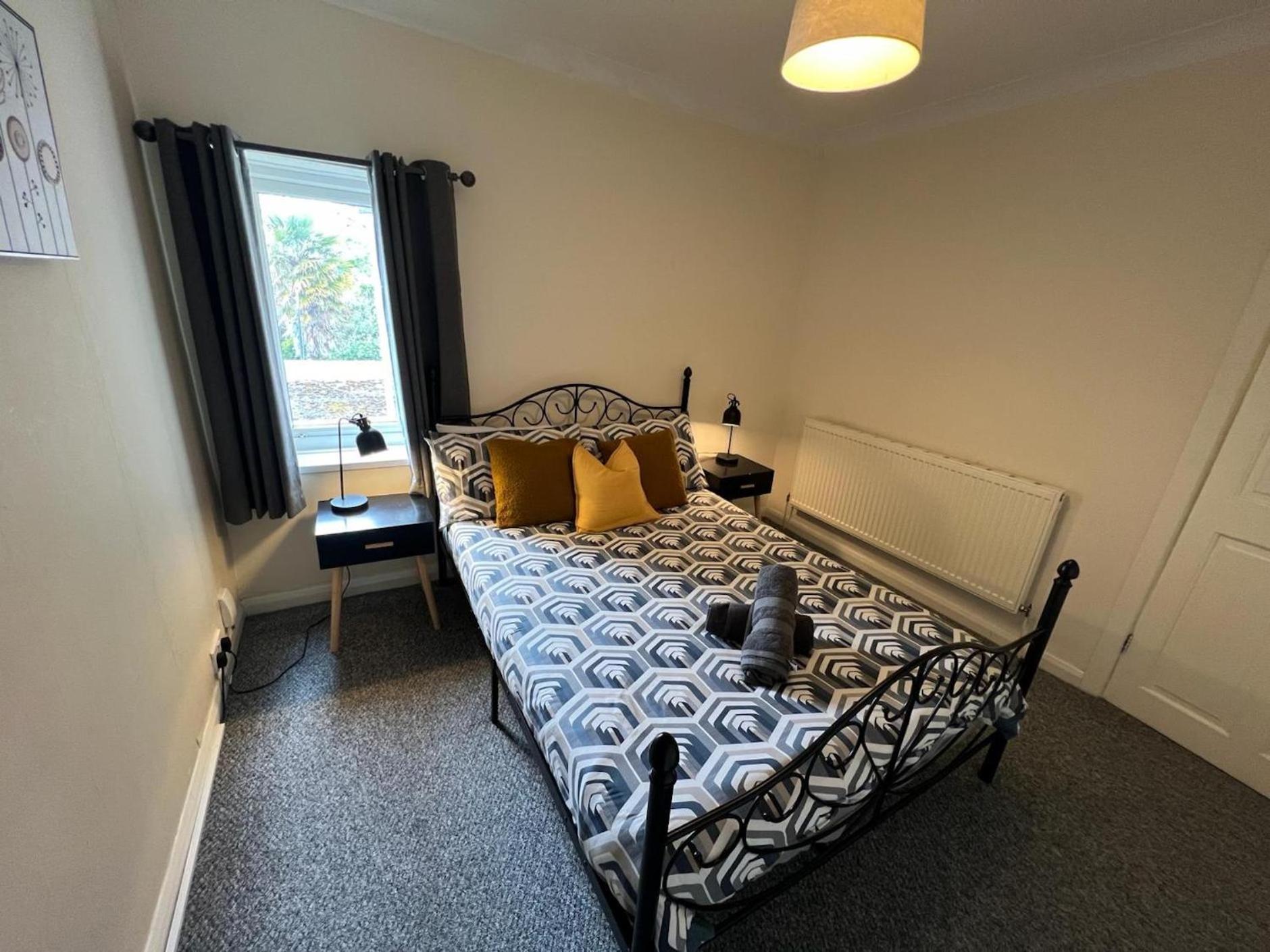 Great 4 Bedroom House - Great Location - Garden - Parking - Fast Wifi - Smart Tv - Newly Decorated - Sleeps Up To 8! Only 10 Mins Drive To Sandbanks Beach! Close To Poole & Bournemouth 외부 사진