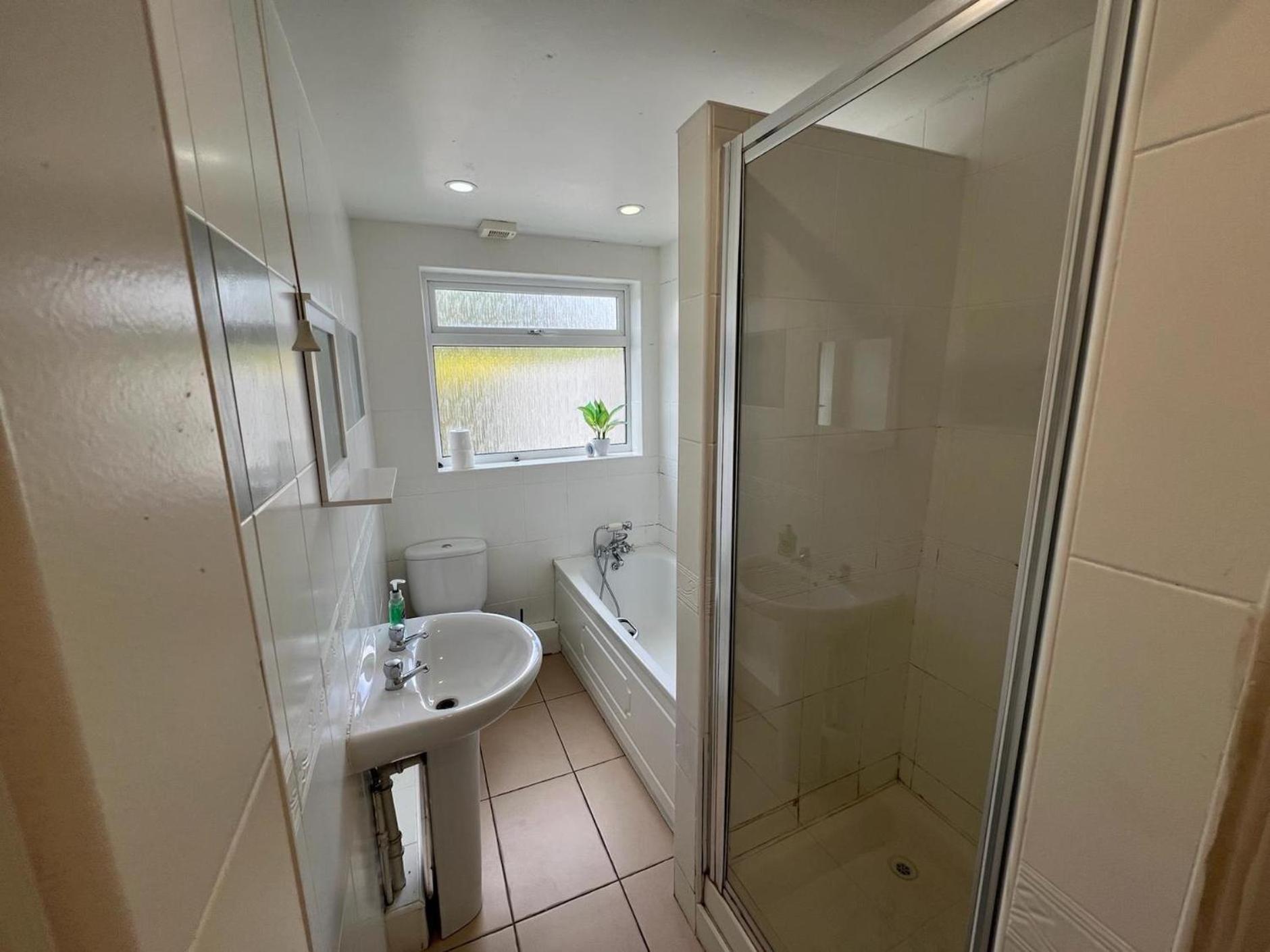 Great 4 Bedroom House - Great Location - Garden - Parking - Fast Wifi - Smart Tv - Newly Decorated - Sleeps Up To 8! Only 10 Mins Drive To Sandbanks Beach! Close To Poole & Bournemouth 외부 사진