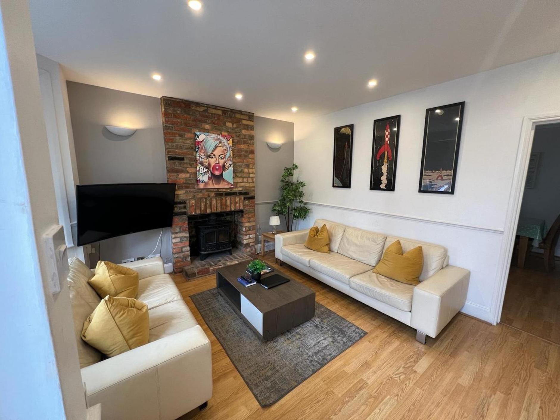 Great 4 Bedroom House - Great Location - Garden - Parking - Fast Wifi - Smart Tv - Newly Decorated - Sleeps Up To 8! Only 10 Mins Drive To Sandbanks Beach! Close To Poole & Bournemouth 외부 사진
