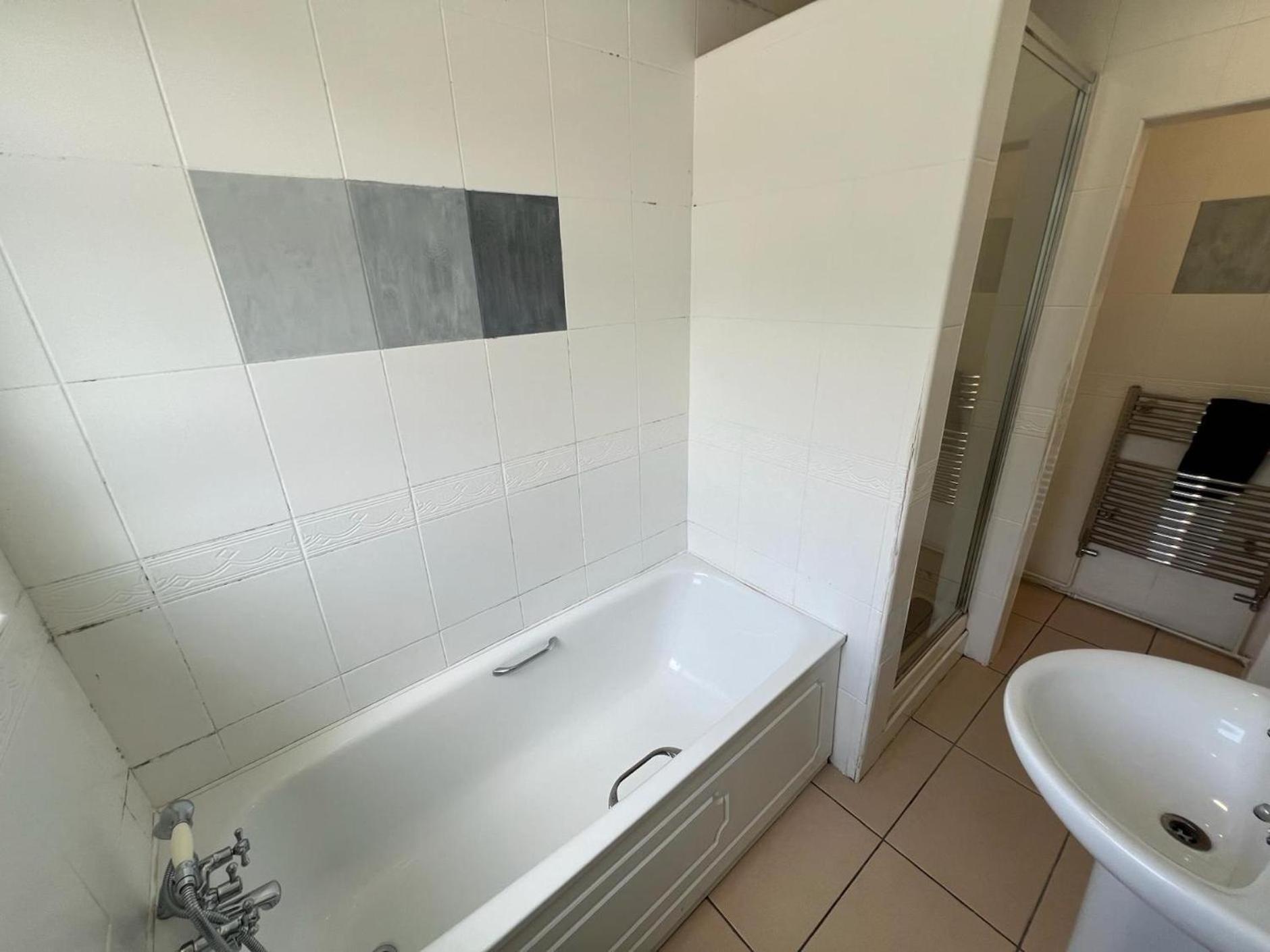 Great 4 Bedroom House - Great Location - Garden - Parking - Fast Wifi - Smart Tv - Newly Decorated - Sleeps Up To 8! Only 10 Mins Drive To Sandbanks Beach! Close To Poole & Bournemouth 외부 사진