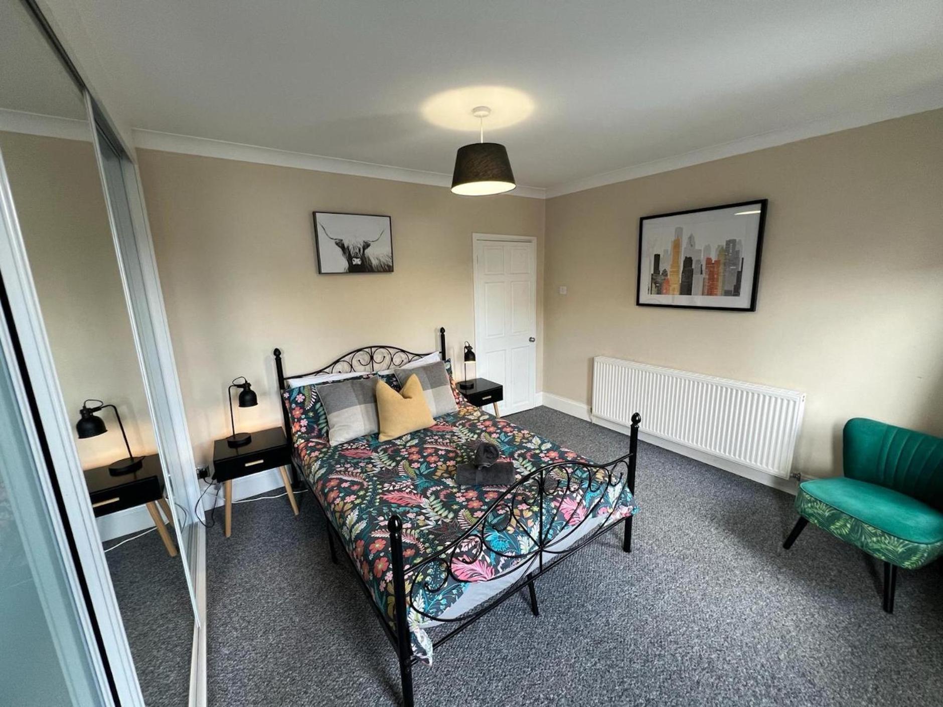 Great 4 Bedroom House - Great Location - Garden - Parking - Fast Wifi - Smart Tv - Newly Decorated - Sleeps Up To 8! Only 10 Mins Drive To Sandbanks Beach! Close To Poole & Bournemouth 외부 사진