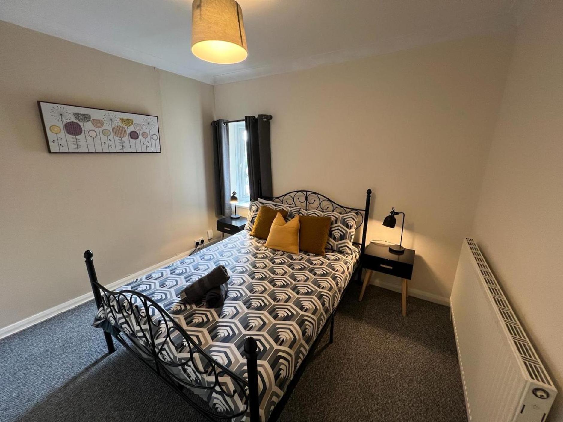 Great 4 Bedroom House - Great Location - Garden - Parking - Fast Wifi - Smart Tv - Newly Decorated - Sleeps Up To 8! Only 10 Mins Drive To Sandbanks Beach! Close To Poole & Bournemouth 외부 사진