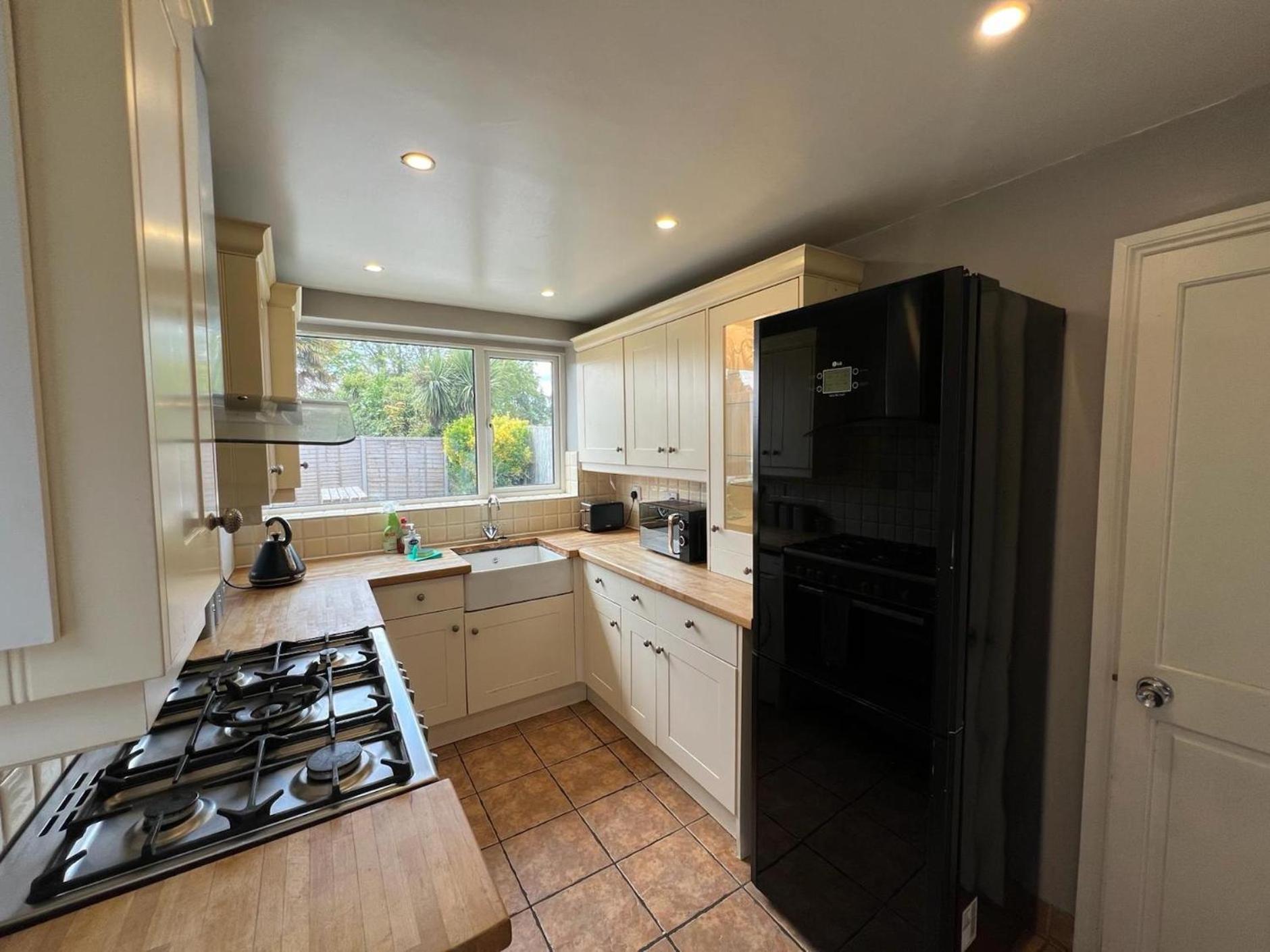 Great 4 Bedroom House - Great Location - Garden - Parking - Fast Wifi - Smart Tv - Newly Decorated - Sleeps Up To 8! Only 10 Mins Drive To Sandbanks Beach! Close To Poole & Bournemouth 외부 사진